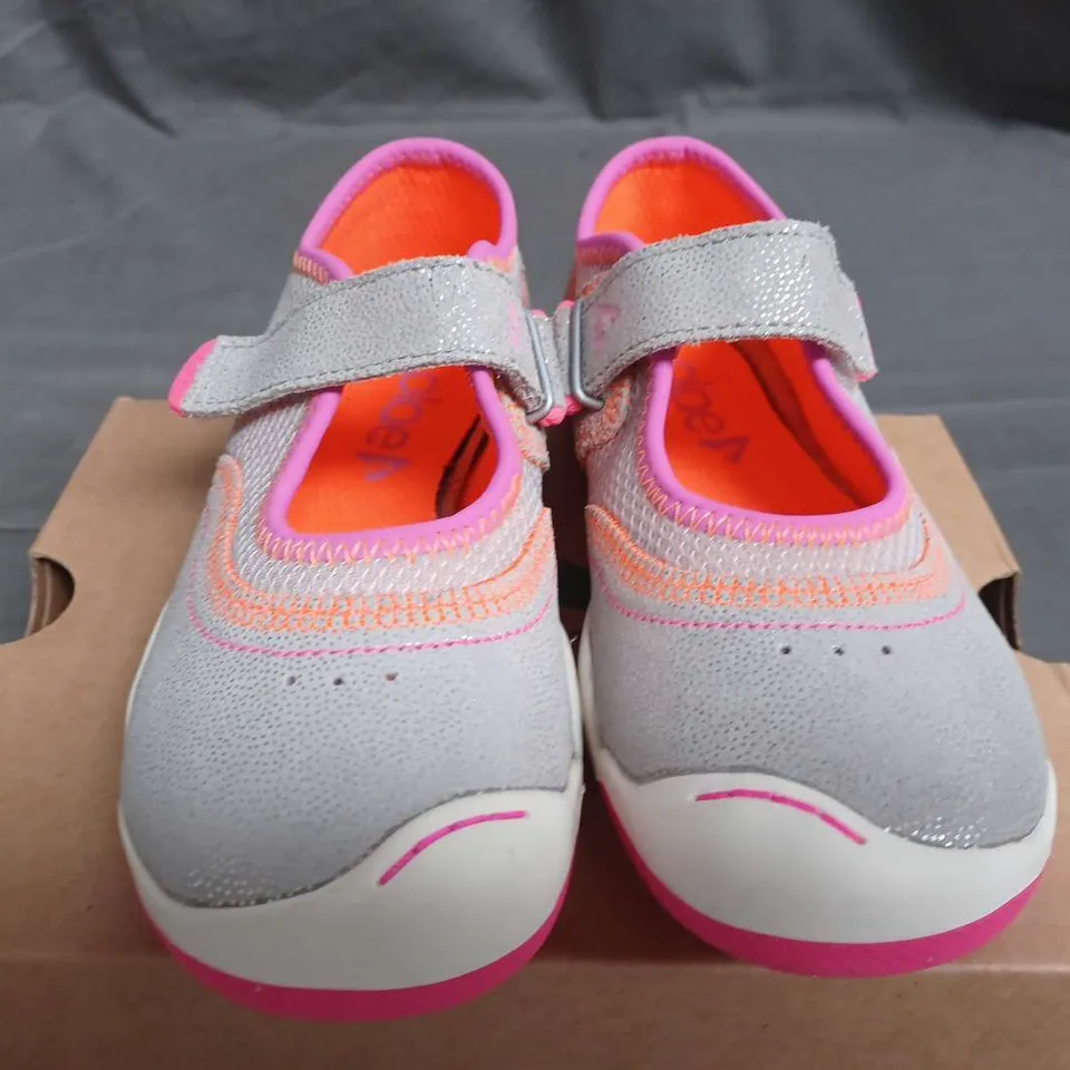 BOXED PLAE KIDS EMME TRAINERS IN SILVER/PINK - UK 11.5