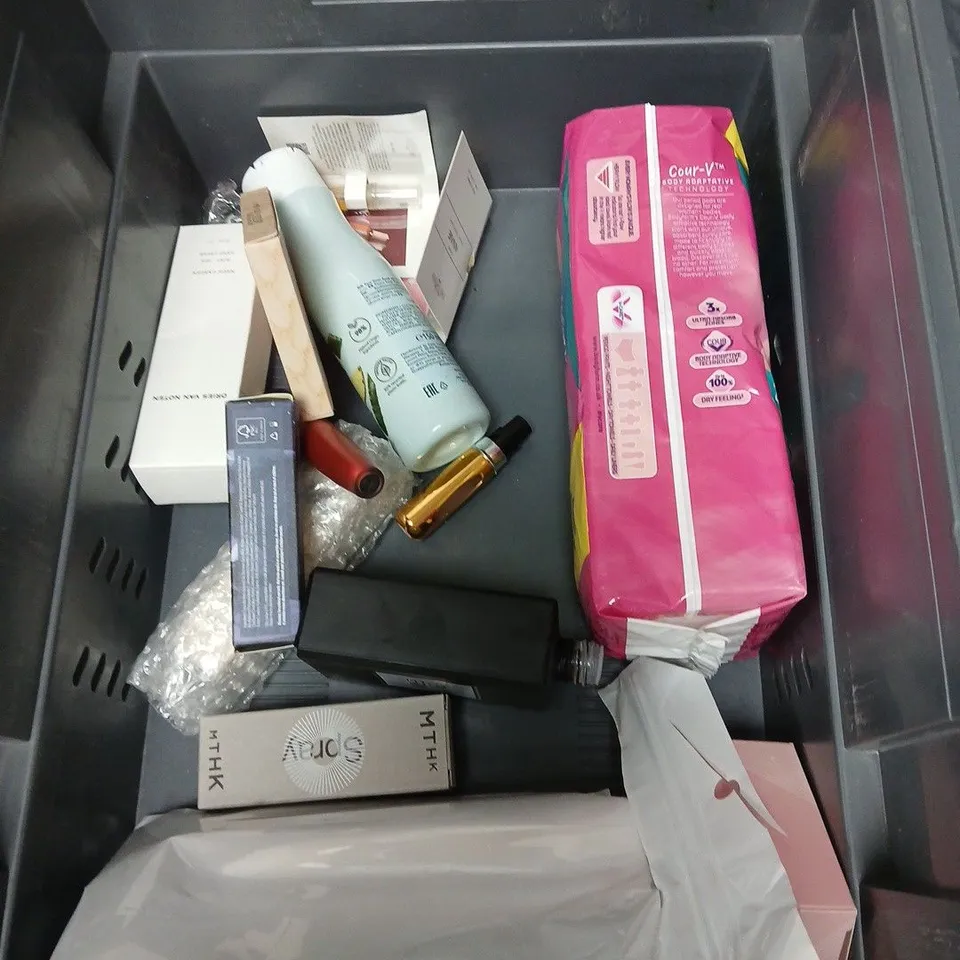 APPROXIMATEY 15 ASSORTED HEALTH AND BEAUTY PRODUCTS TO INCLUDE TAMPAX TAMPON, AVEENO CREAM AND BEAUTY WORKS INSTANT ROOT CONCEAL SPRAY