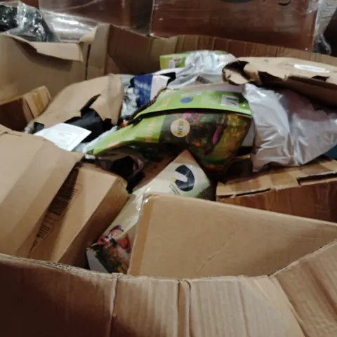 PALLET CONTAINING A LARGE QUANTITY OF HOSES