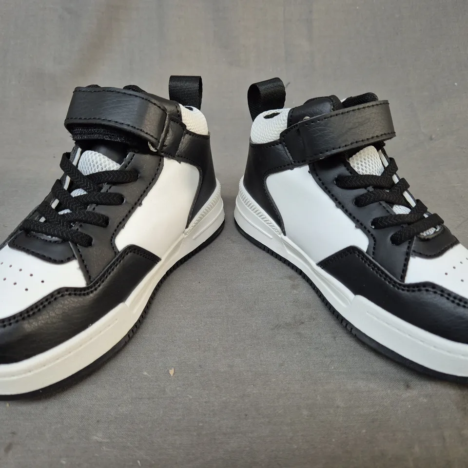 BOXED PAIR OF DESIGNER KID'S SHOES IN BLACK/WHITE EU SIZE 30