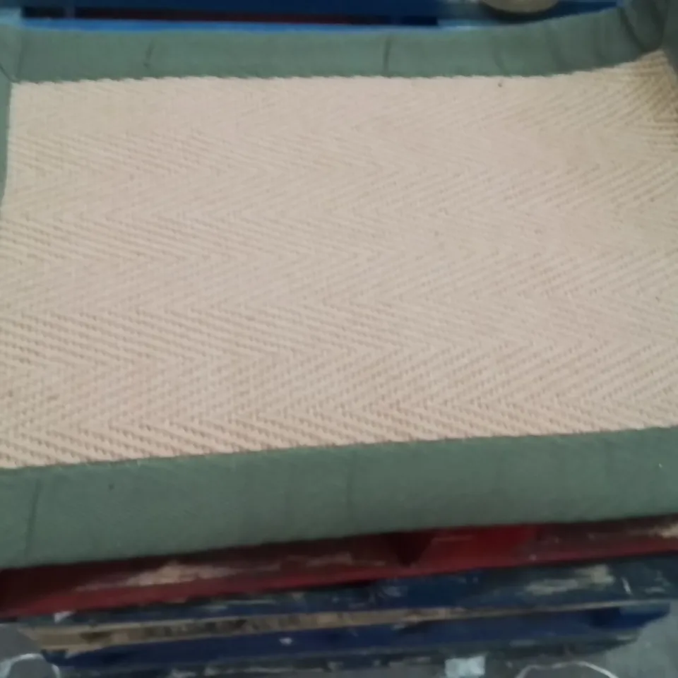 QUALITY DESIGNER AREA RUG - APPROXIMATELY 60X40CM