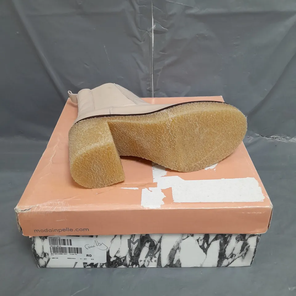 BOXED PAIR OF MODA BREEANNA CREAM BOOTS - SIZE UNSPECIFIED 