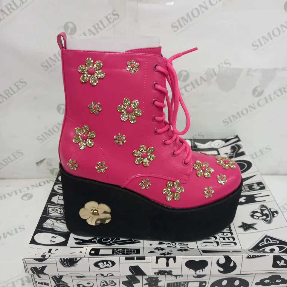 BOXED PAIR OF KOI FOOTWEAR LOTUS JUNKIE FLOWER PLATFORM BOOTS IN PINK - SIZE 7