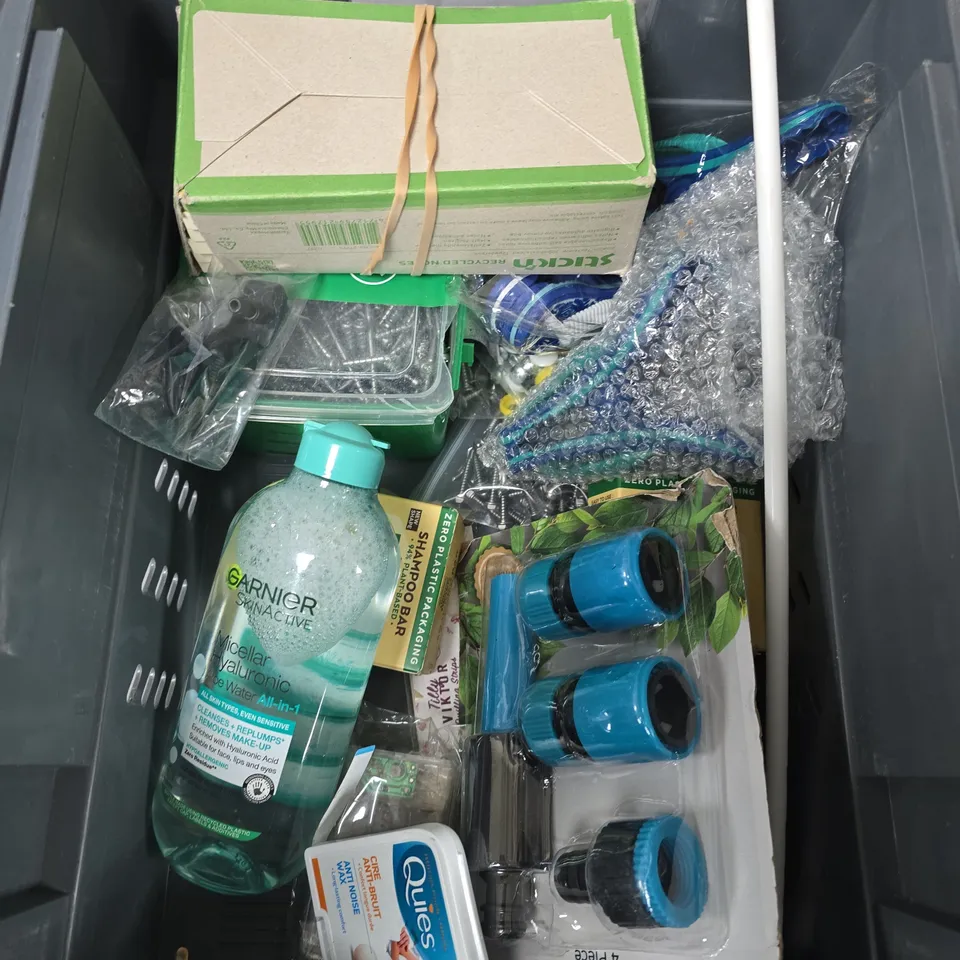 BOX OF ASSORTED ITEMS TO INCLUDE PENCILS - HIGHLIGHTER - 
