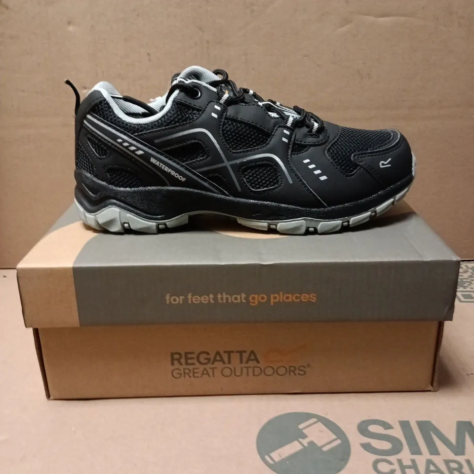 REGATTA VENDEAVOUR JNR KIDS' WATERPROOF SHOES – BLACK/LIGHT STEEL, UK 5