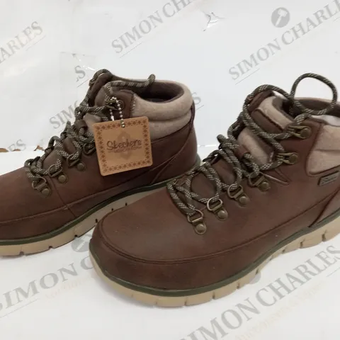 BOXED SKECHERS SYNERGY WARM TECH BOOTS, BROWN - SIZE 5.5