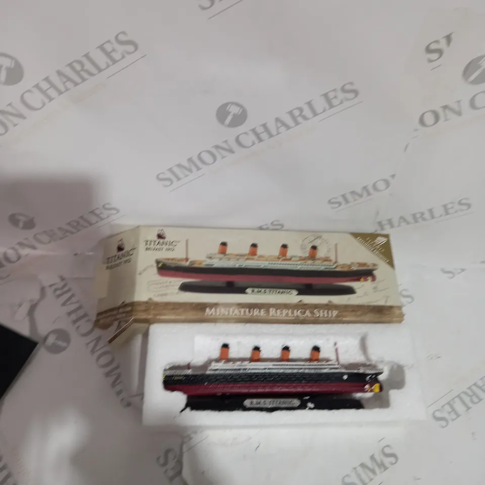 TITANIC - MINIATURE REPLICA SHIP