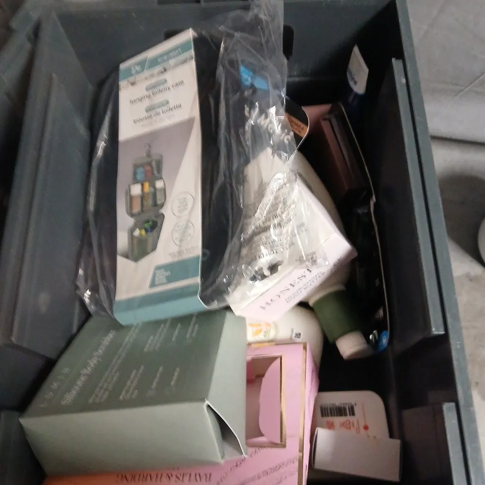 APPROXIMATEY 20 ASSORTED HEALTH AND BEAUTY PRODUCTS TO INCLUDE - AVEENO BODY LOTION - NIVEA SOFT CREAM AND HONESTLY NOURISHING BODY BUTTER