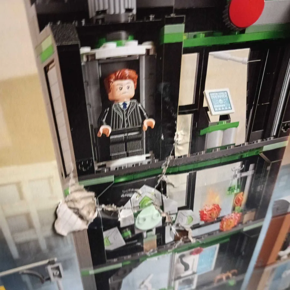 LEGO MARVWL SPIDER MAN VS OSCORP SET - 76324