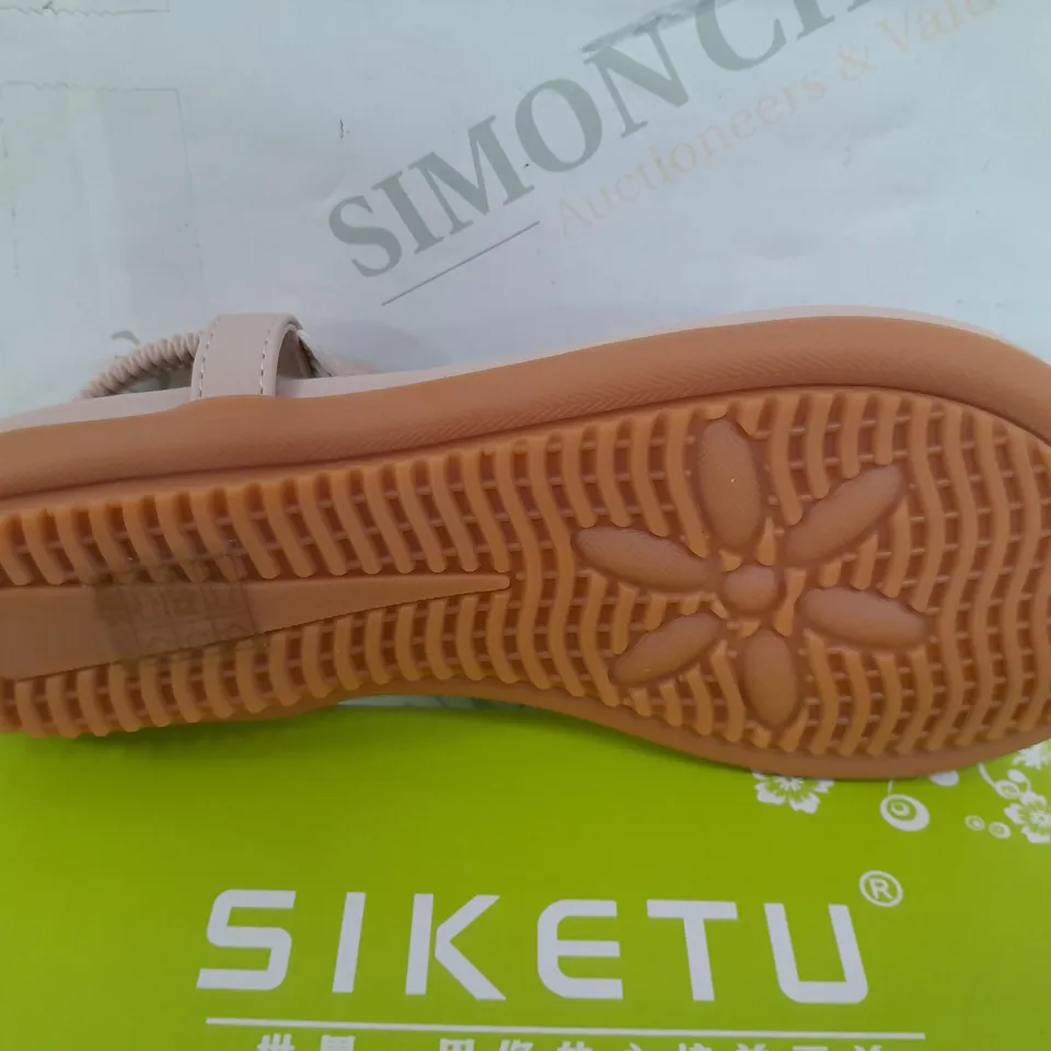 BOXED PAIR OF SIKETU FLORAL DESIGN SLIPPERS IN PINK - SIZE UNSPECIFIED