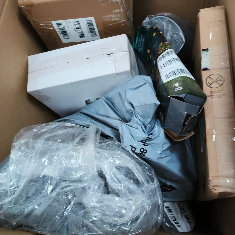 BOX OF APPROXIMATELY 10 ASSORTED HOUSEHOLD ITEMS TO INCLUDE - CHELSEA PEERS KIDS PYJAMAS - VERY HOME VELVET PILLOW COVERS - DUVET SET - ETC