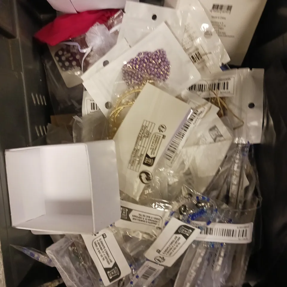 APPROXIMATELY 30 ASSORTED JEWELLERY PRODUCTS TO INCLUDE NECKLACES, BRACELETS, WATCHES ETC 