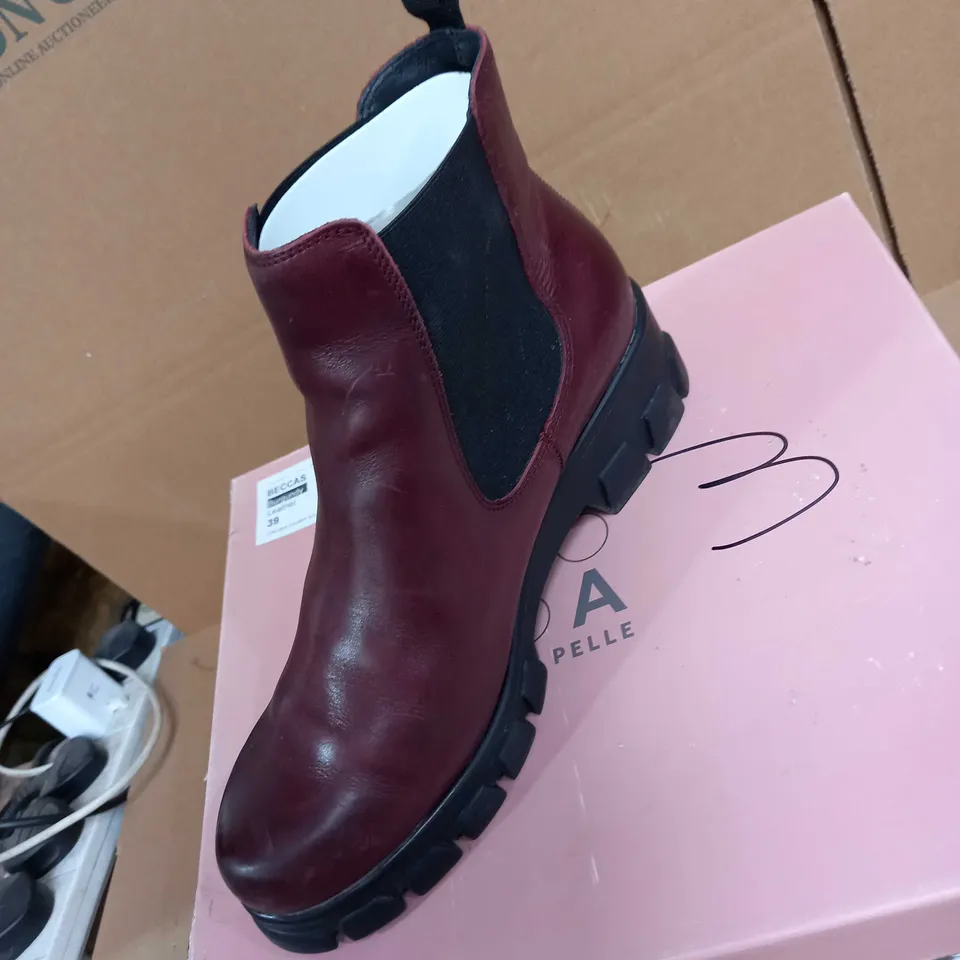 MODA STYLE CHELSEA BOOTS IN BURGUNDY SIZE 6