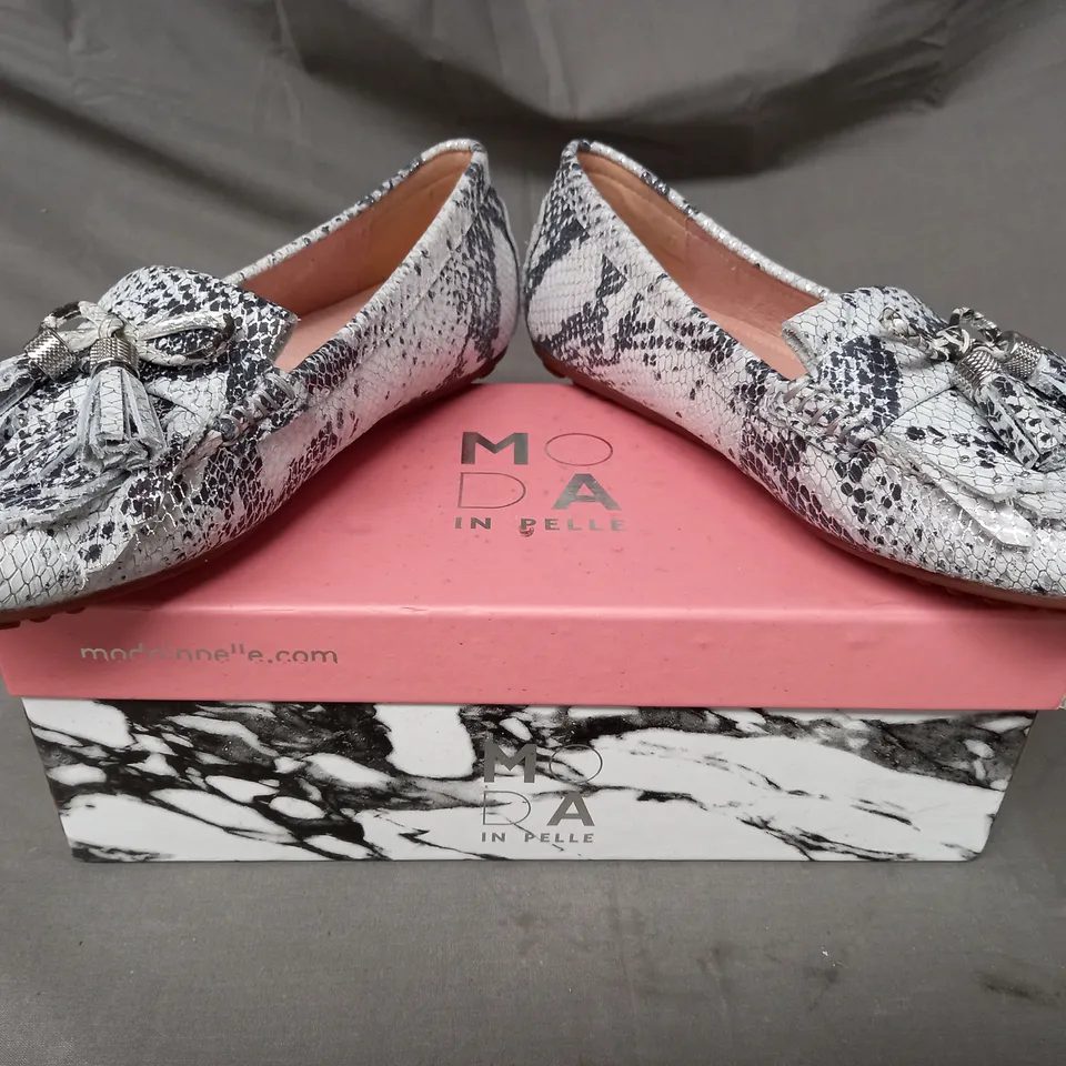 BOXED MODA IN PELLE ETELIA LOAFERS IN WHITE/SILVER SNAKE SIZE 5