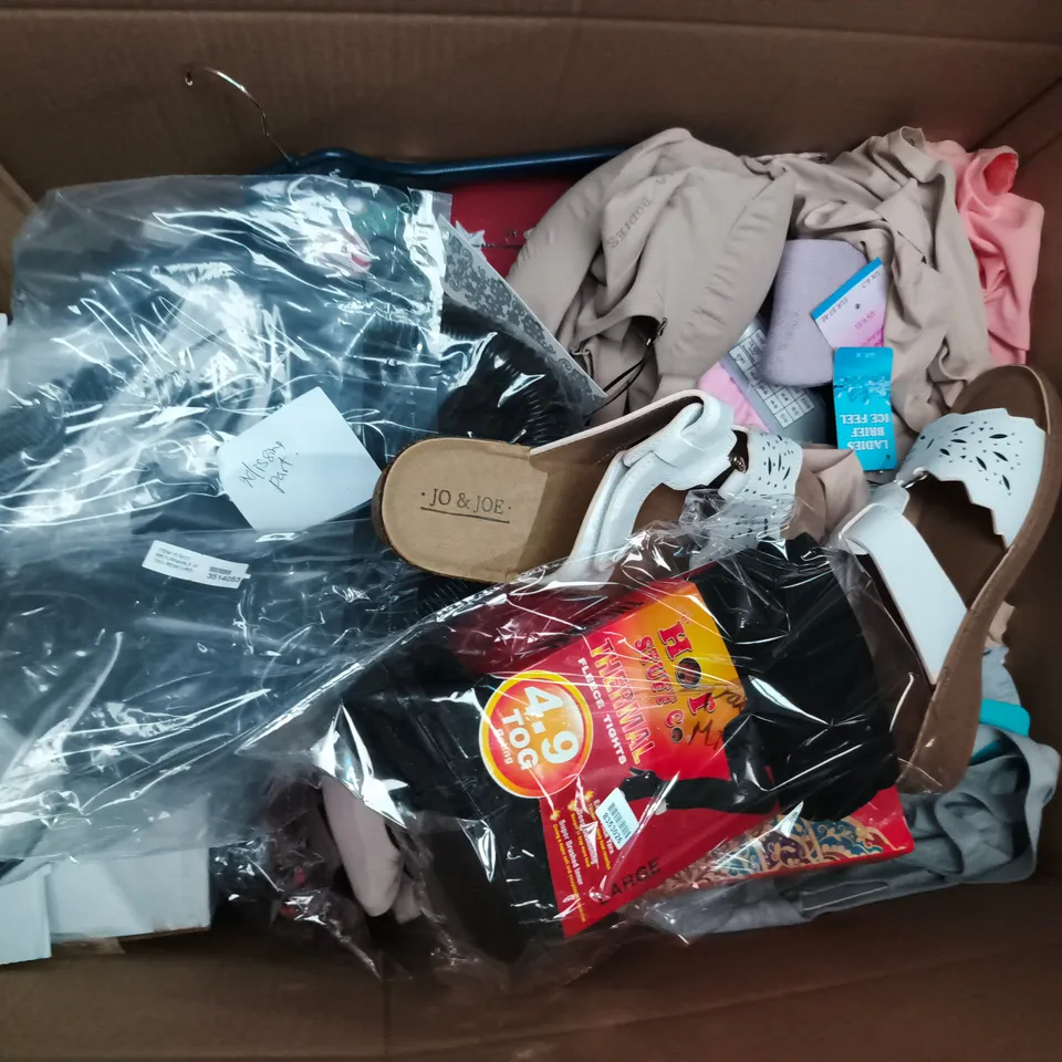 APPROXIMATELY 15 ASSORTED ITEMS TO INCLUDE RAJWADA TEA, FLEECE TIGHTS, P11 TOOTHBRUSH, ETC 