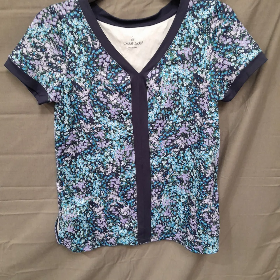 LOT OF 4 CUDDI DUDS LADIES T-SHIRTS, BLUE AND GREEN FLORAL DESIGN. VARIOUS SIZES