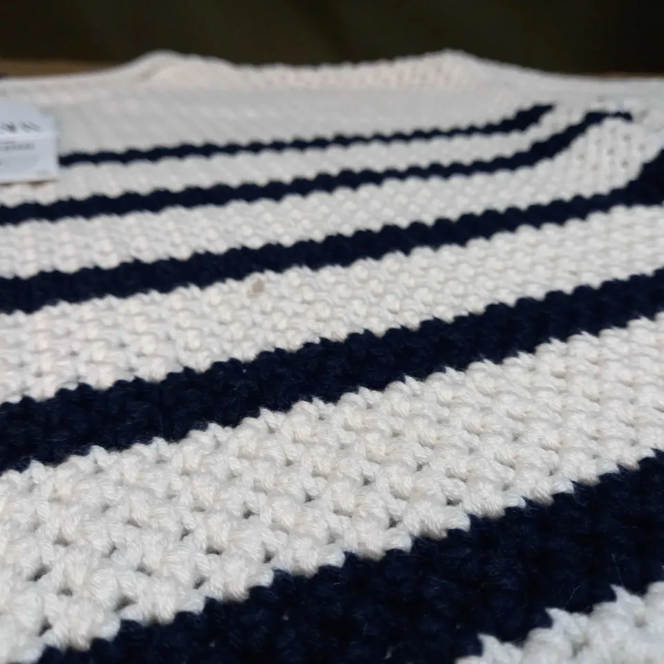 ZARA WHITE/NAVY CREW NECK KNITTED JUMPER - M/L