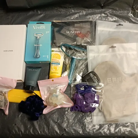 LOT OF APPROXIMATELY 15 ASSORTED HEALTH AND BEAUTY ITEMS TO INCLUDE GILLETTE SHAVER, TANNING MITTS AND HAIR CLIPS