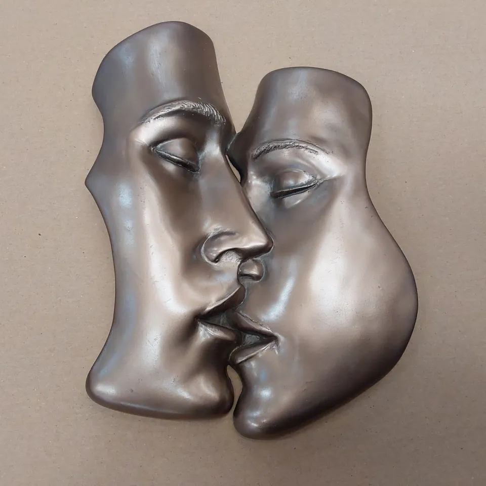 BOXED METAL WALL DECOR - PEOPLE ON WALL (1 BOX)