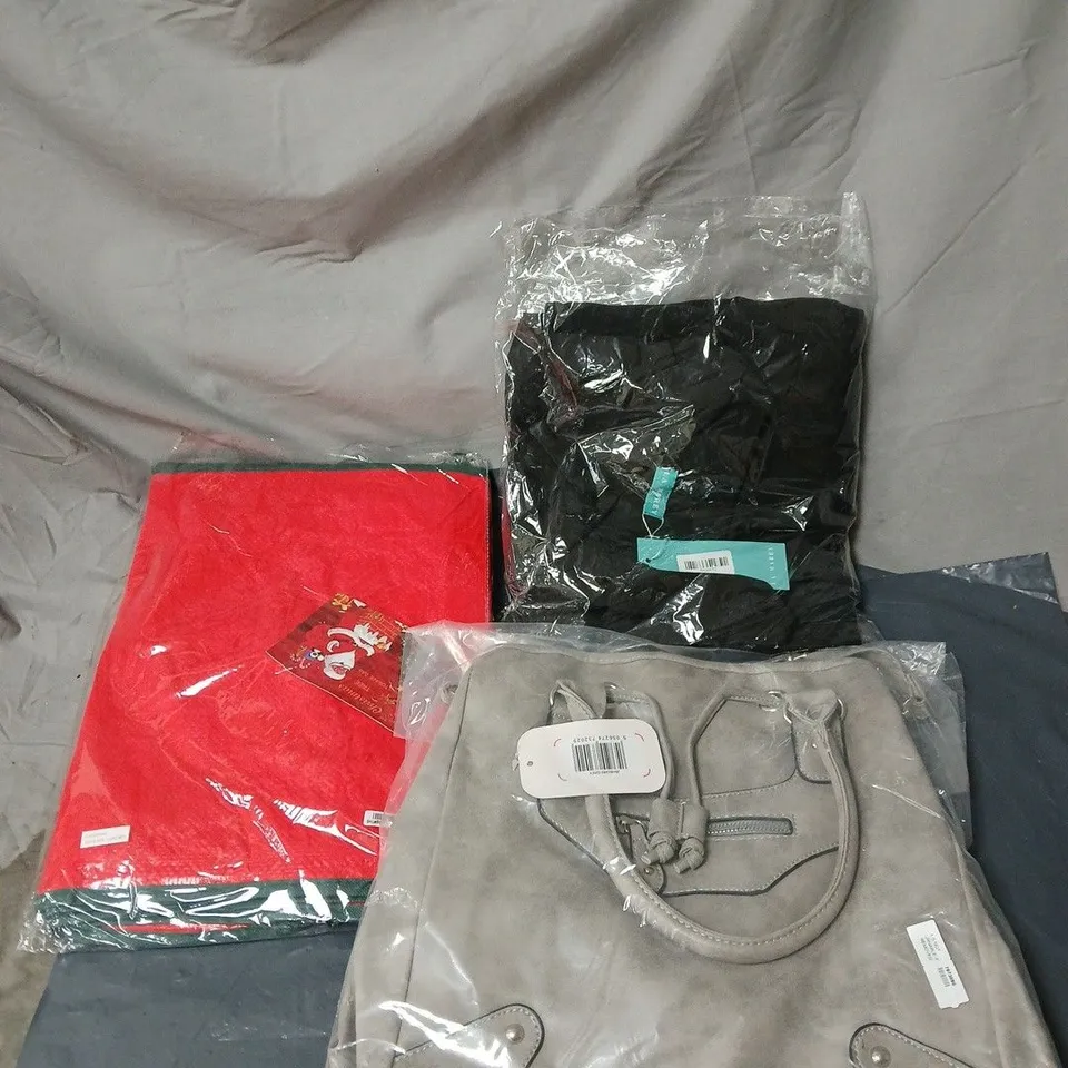 APPROXIMATELY 15 ASSORTED ITEMS TO INCLUDE CHRISTMAS STORAGE BAG, BAG, CLOTHING ETC