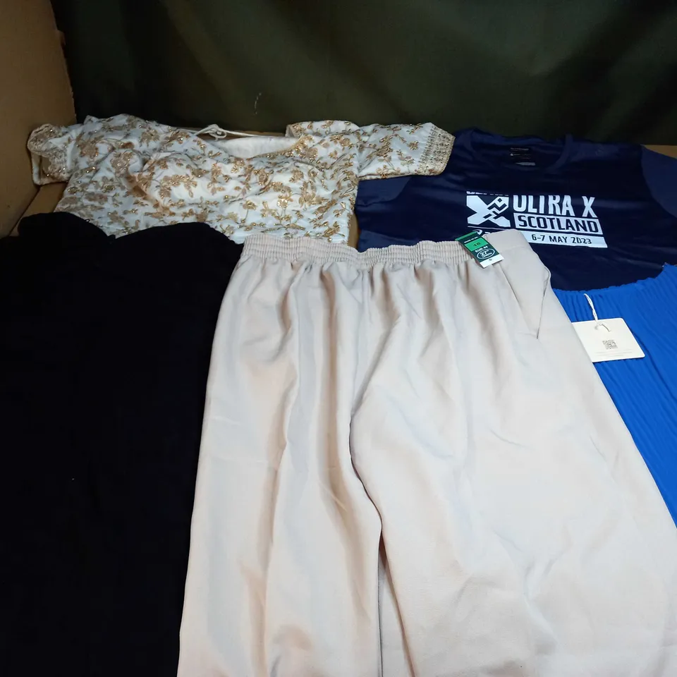 LARGE QUANTITY OF ASSORTED CLOTHING TO INCLUDE DRESSES, JUMPERS, SHORTS, T-SHIRTS, ETC