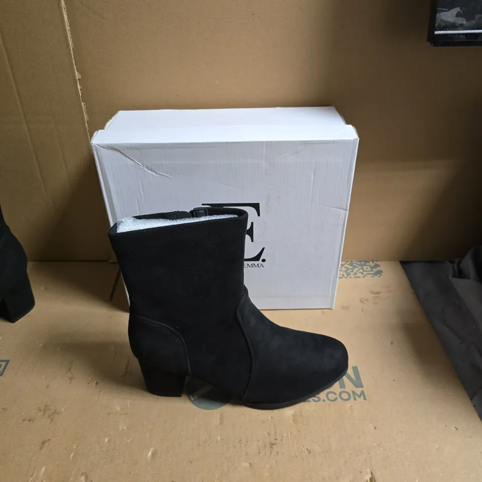 E SHOES BY EMMA WOMEN'S BLACK SUEDE ANKLE BOOTS WITH SIDE ZIP – UK 7
