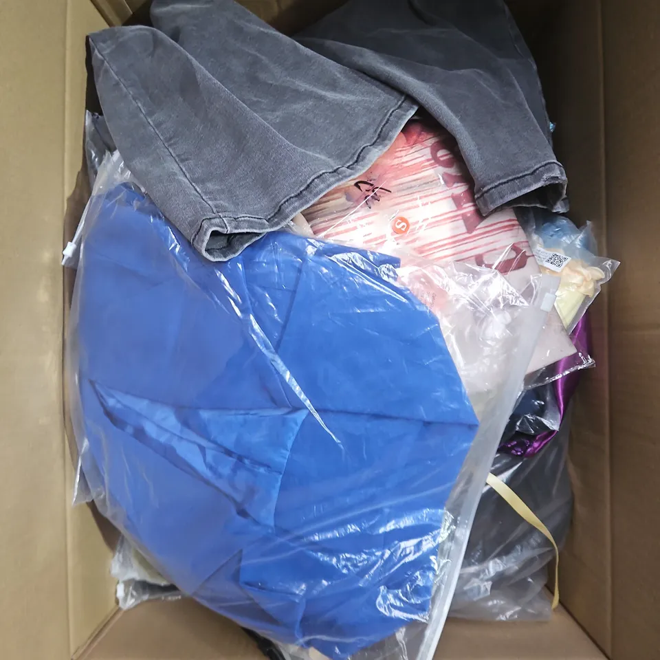APPROXIMATELY 20 ASSORTED CLOTHING PRODUCTS IN VARIOUS STYLES & SIZES TO INCLUDE JACKETS, T-SHIRTS, DRESSES ETC