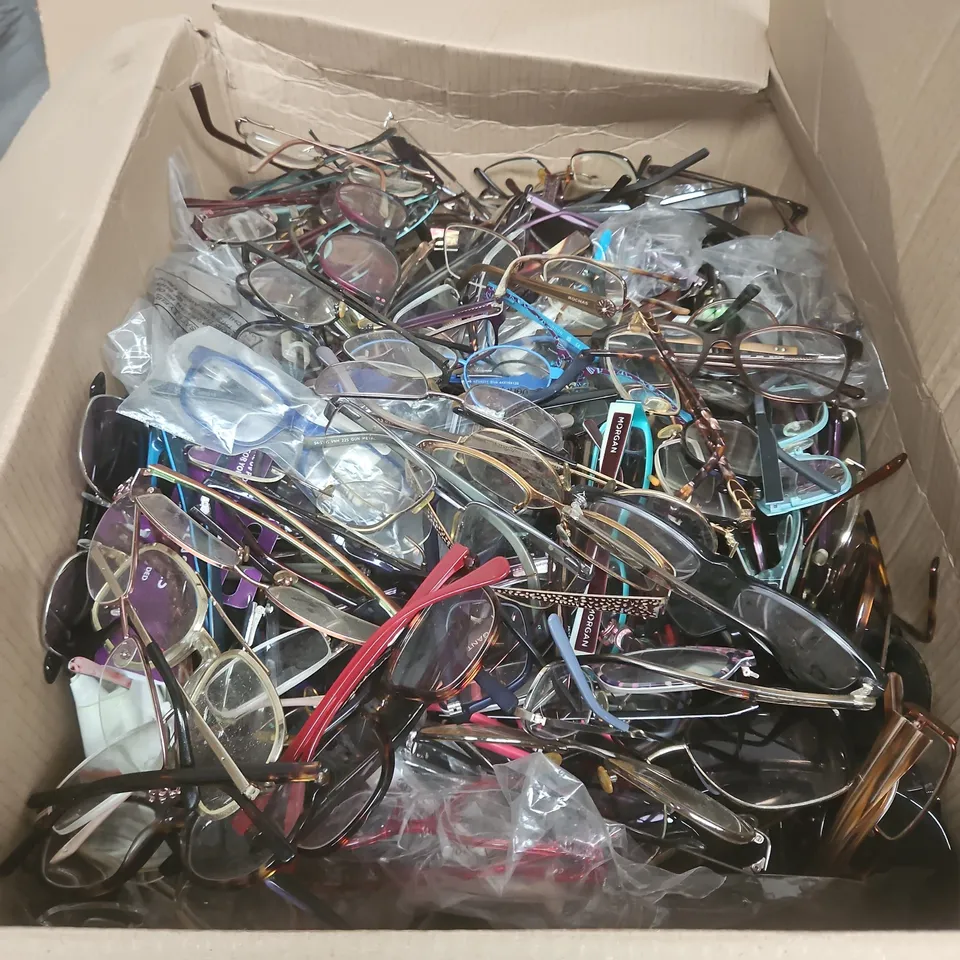 APPROXIMATELY 300 ASSORTED LOOSE CORRECTIVE GLASSES & SUNGLASSES IN VARIOUS STYLES