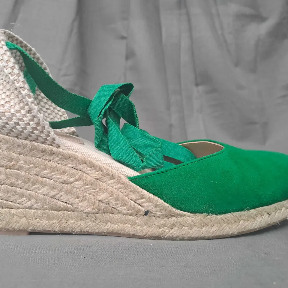 BOXED PAIR OF BODEN CLOSED TOE WEDGE SHOES IN GREEN EU SIZE 39