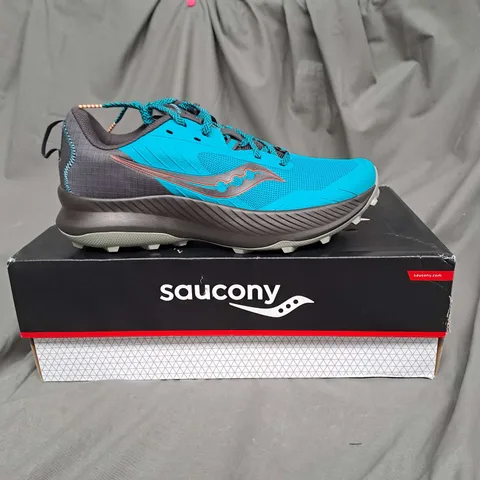 BOXED PAIR OF SAUCONY TRAINERS IN BLUE/GREY SIZE 8