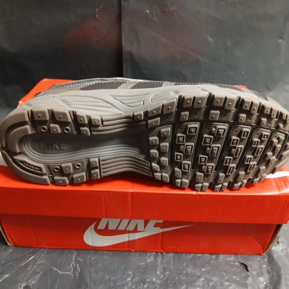 BOXED PAIR OF KIDS NIKE P-6000 TRAINERS - UK SIZE 5