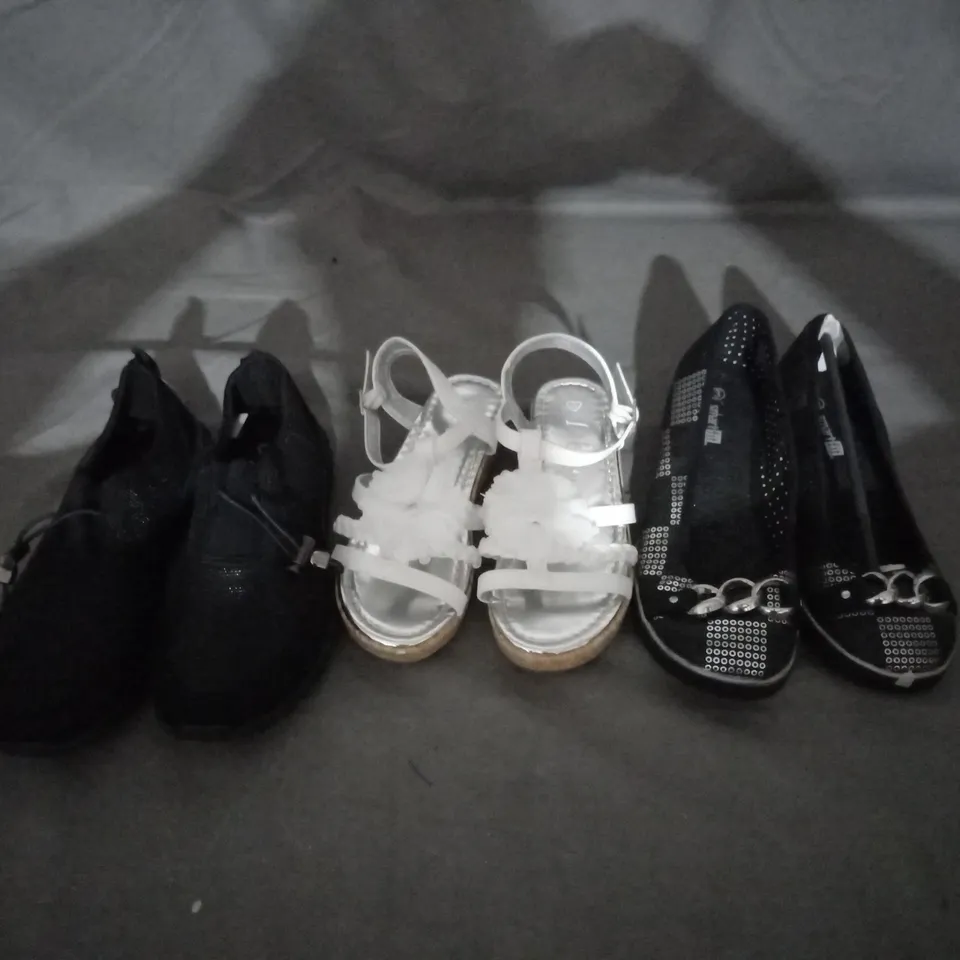 APPROXIMATELY 10 PAIRS OF ASSORTED KIDS SHOES IN VARIOUS STYLES AND SIZES 