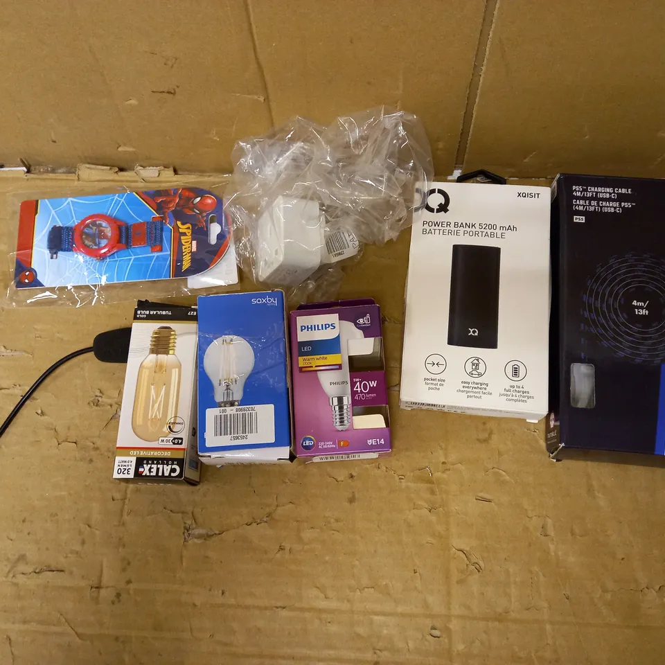 LOT OF 8 ASSORTED ELECTRONICS TO INCLUDE BATTERY BANK, BULBS, SMART PLUG ETC
