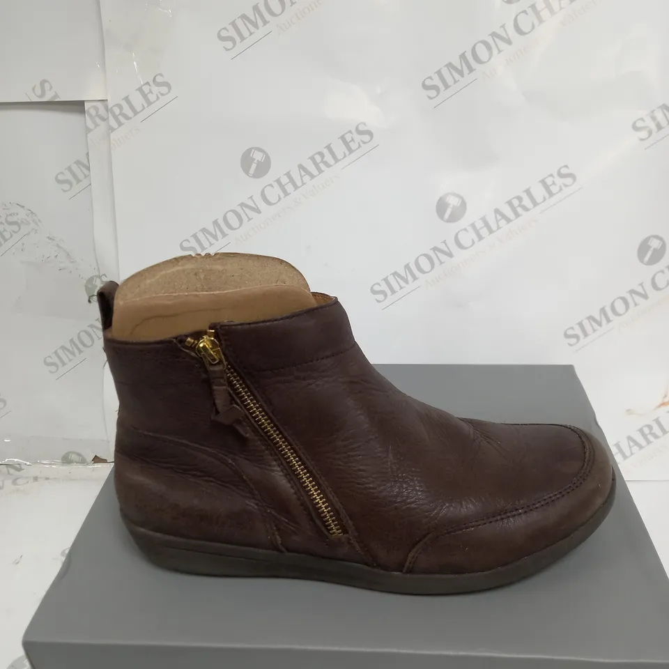 VIONIC LOIS FULL GRAIN CHUKKA FLAT BOOT - SIZE 7