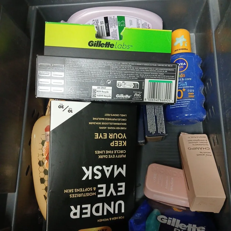 APPROXIMATEY 20 ASSORTED HEALTH AND BEAUTY PRODUCTS TO INCLUDE GILLETTE BLUE II RAZORS, TENDRINA HAND AND BODY LOTION AND L'OREAL MEN EXPERT DEODORANT
