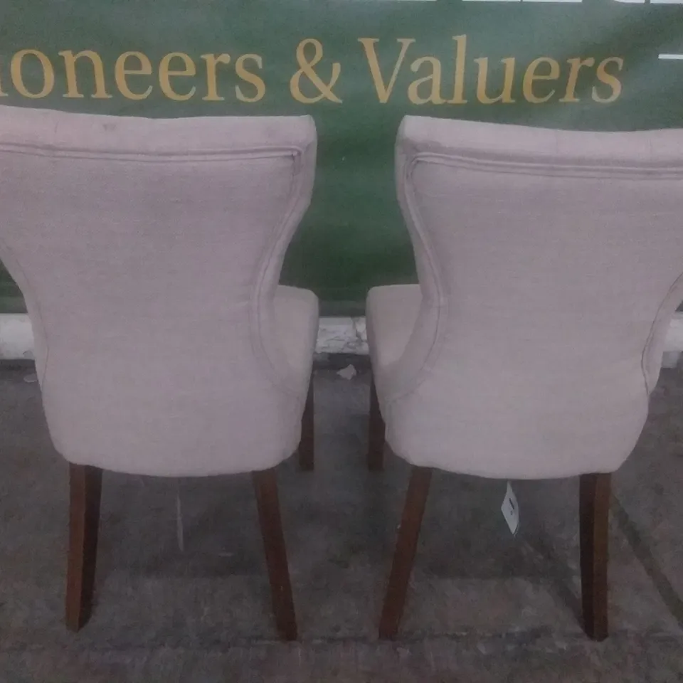SET OF 2 NEW BEWLEY OATMEAL FABRIC BUTTON BACK DINING CHAIRS (DARK OAK LEG)