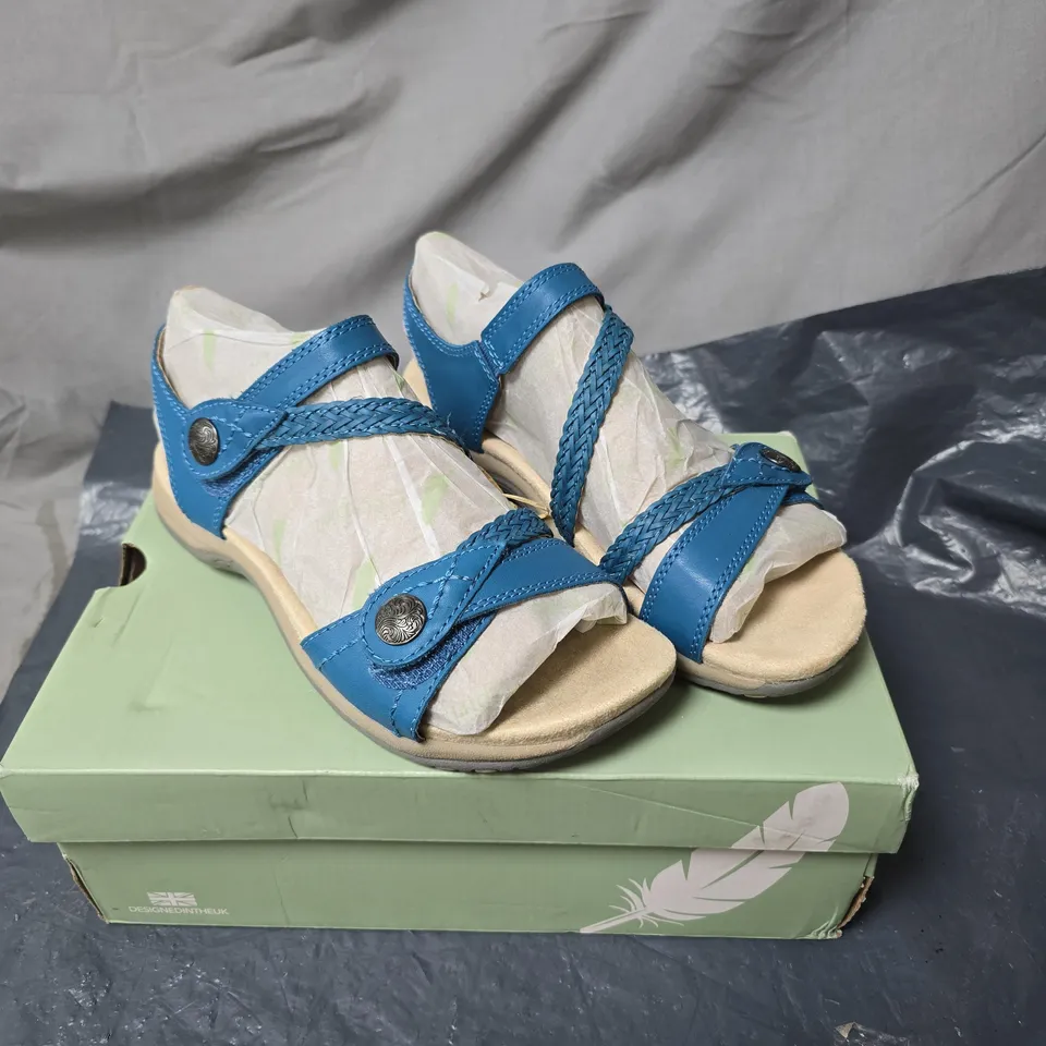 FREE SPIRIT BLUE LEATHER SANDALS SIZE 5