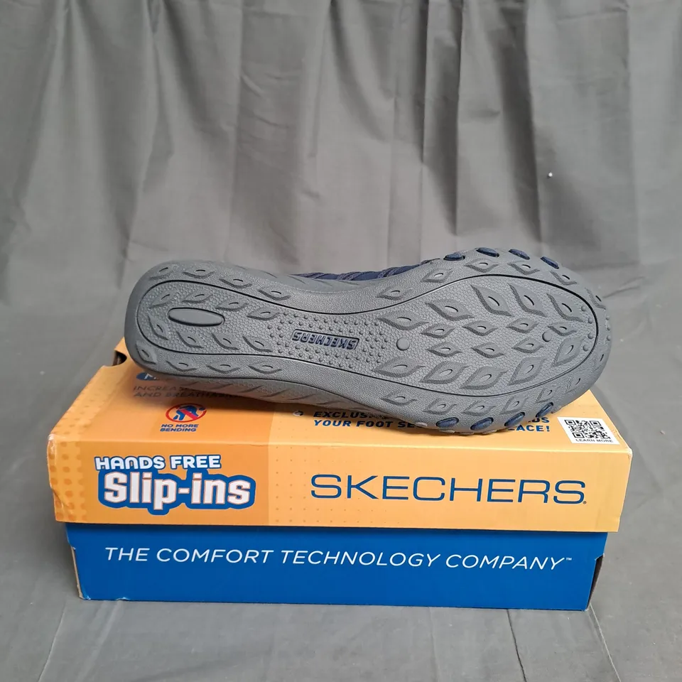 BOXED PAIR OF SKETCHERS SLIP IN TRAINERS SIZE 5.5