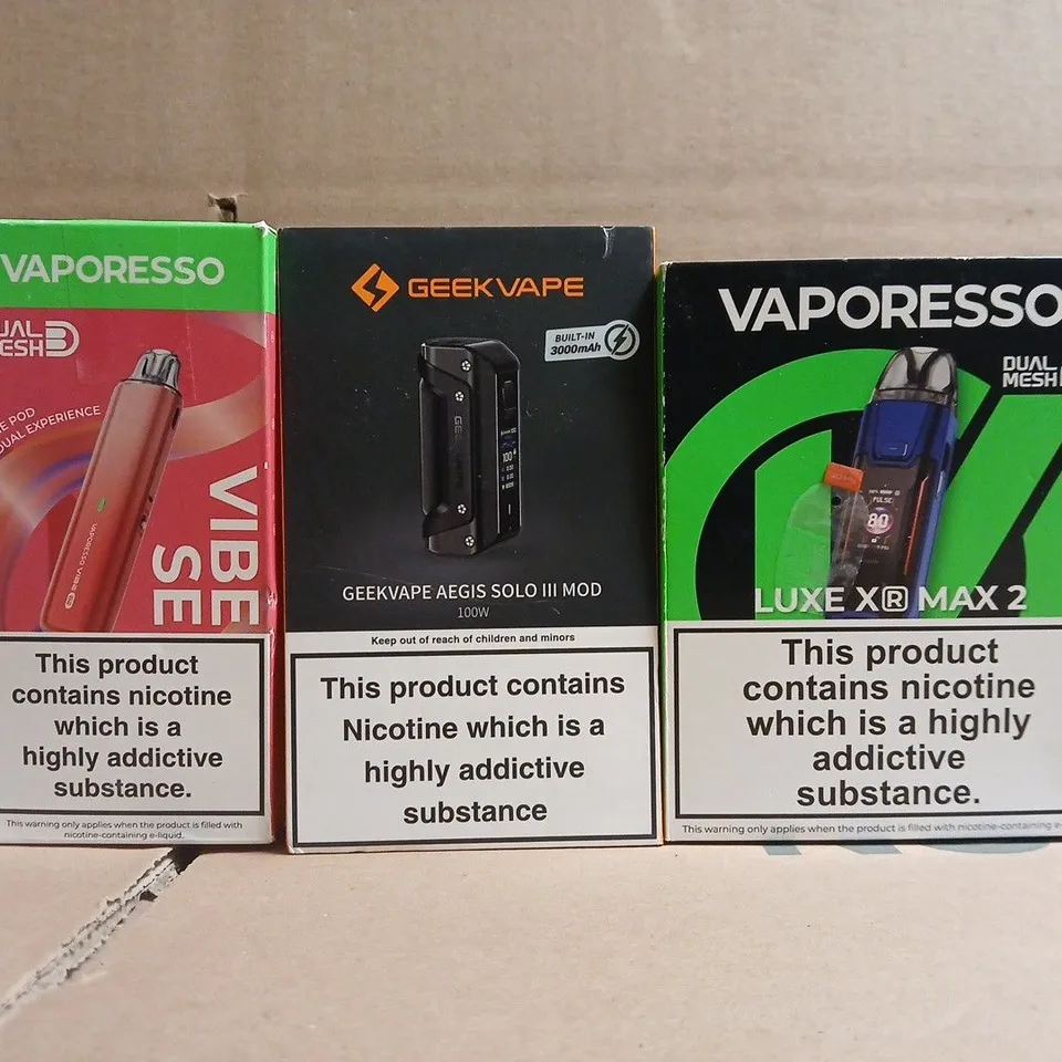 APPROXIAMTELY 15 ASSORTED VAPING PRODUCTS TO INCLUDE VAPORESSO, GEEKVAPE, ETC - COLLECTION ONLY