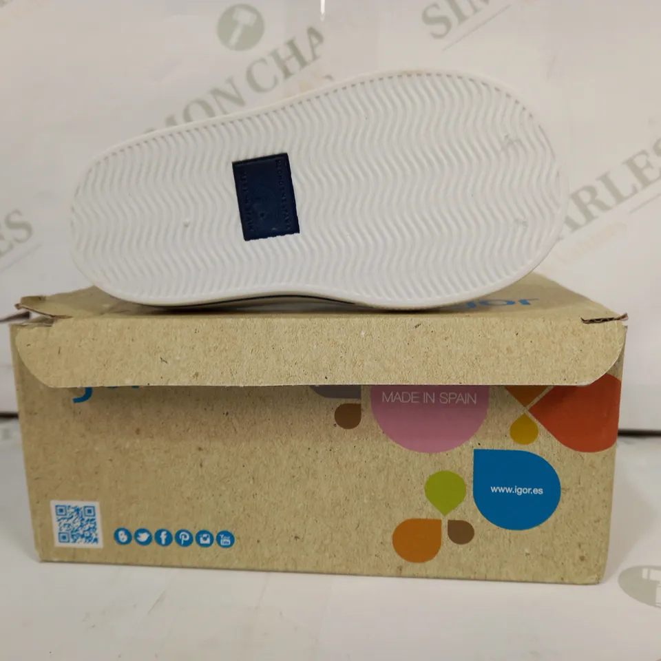 BOXED PAIR OF IGOR STAR INFANT SALDALS IN NAVY EU SIZE 21