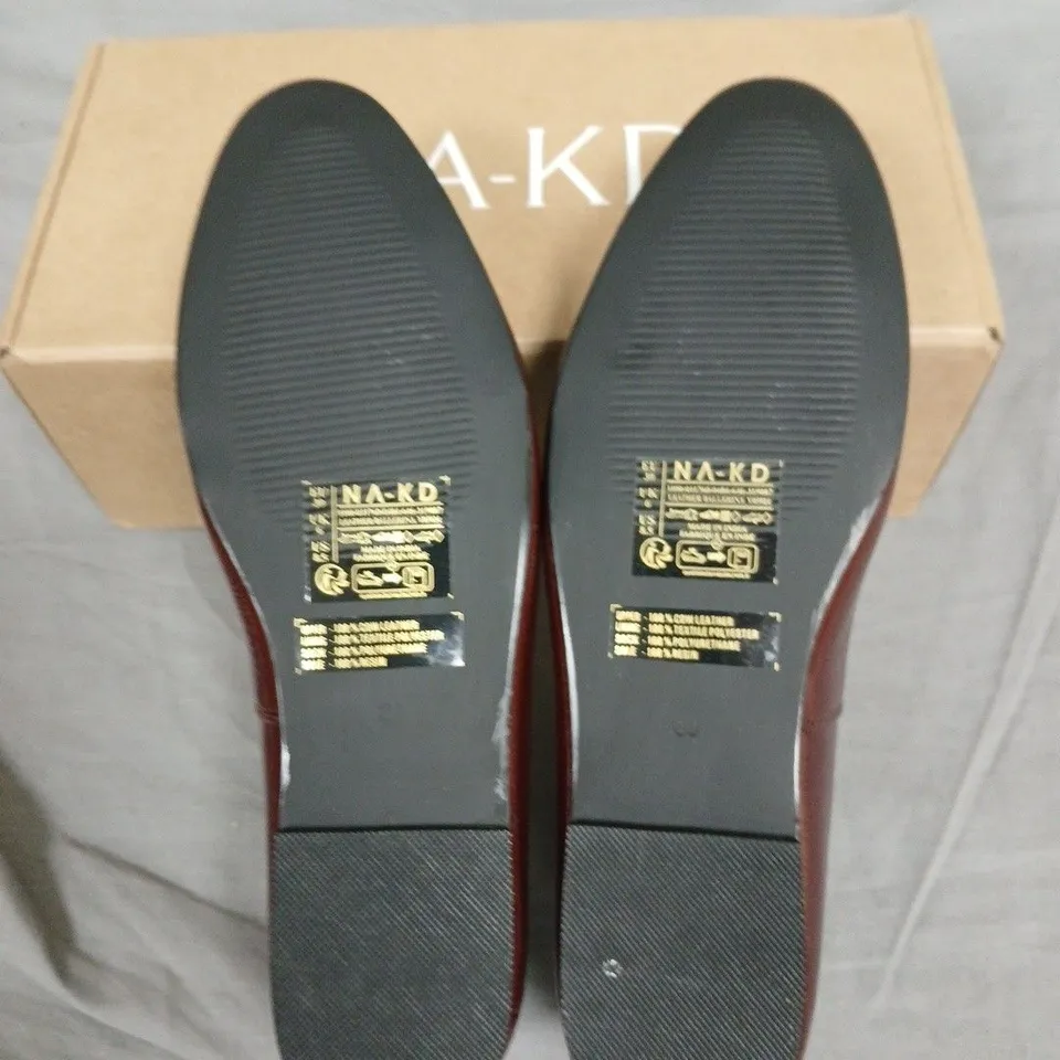 BOXED NA-KD AUBERGINE PATENT LEATHER BALLET FLATS – UK 6 (EU 39) 