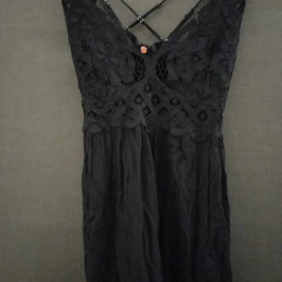 FREE PEOPLE CROSS STRAP DRESS IN BLACK - SMALL