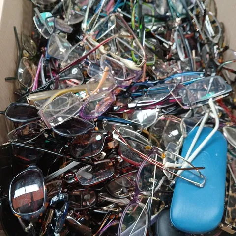 BOX OF APPROXIMATELY 400 PAIRS OF SUNGLASSES AND PRESCRIPTION GLASSES IN VARIOUS STYLES AND COLOURS 