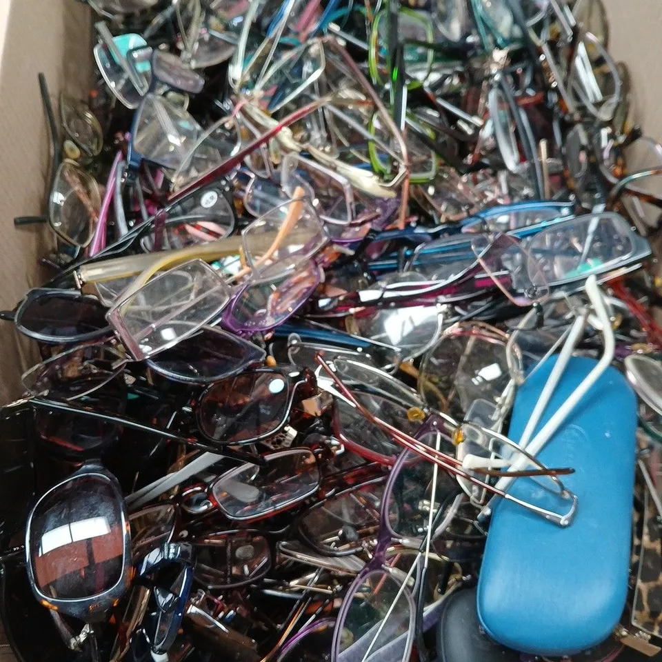 BOX OF APPROXIMATELY 400 PAIRS OF SUNGLASSES AND PRESCRIPTION GLASSES IN VARIOUS STYLES AND COLOURS