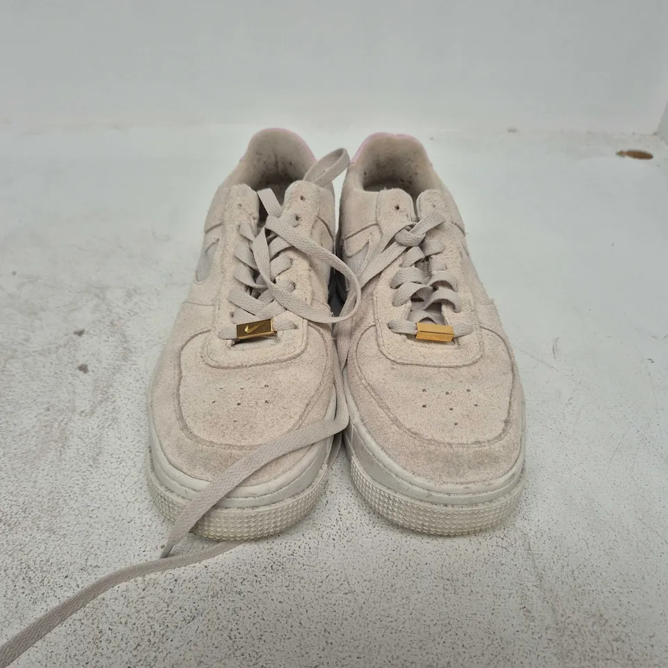UNBOXED PAIR OF NIKE AIR FORCE 1 TRAINERS IN BEIGE/PINK - UK 6