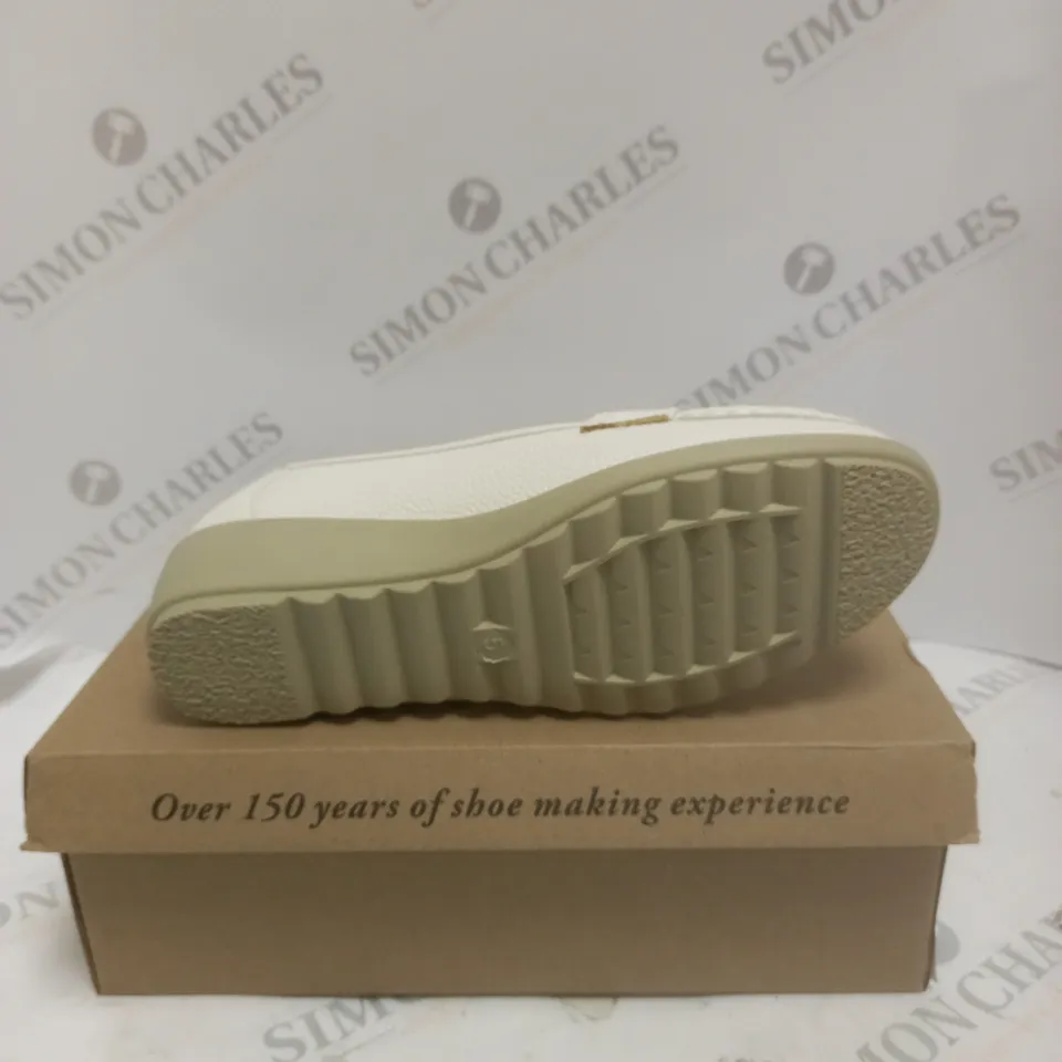 BOXED PAIR OF CUSHION WALK LOAFERS IN WHITE - SIZE 5