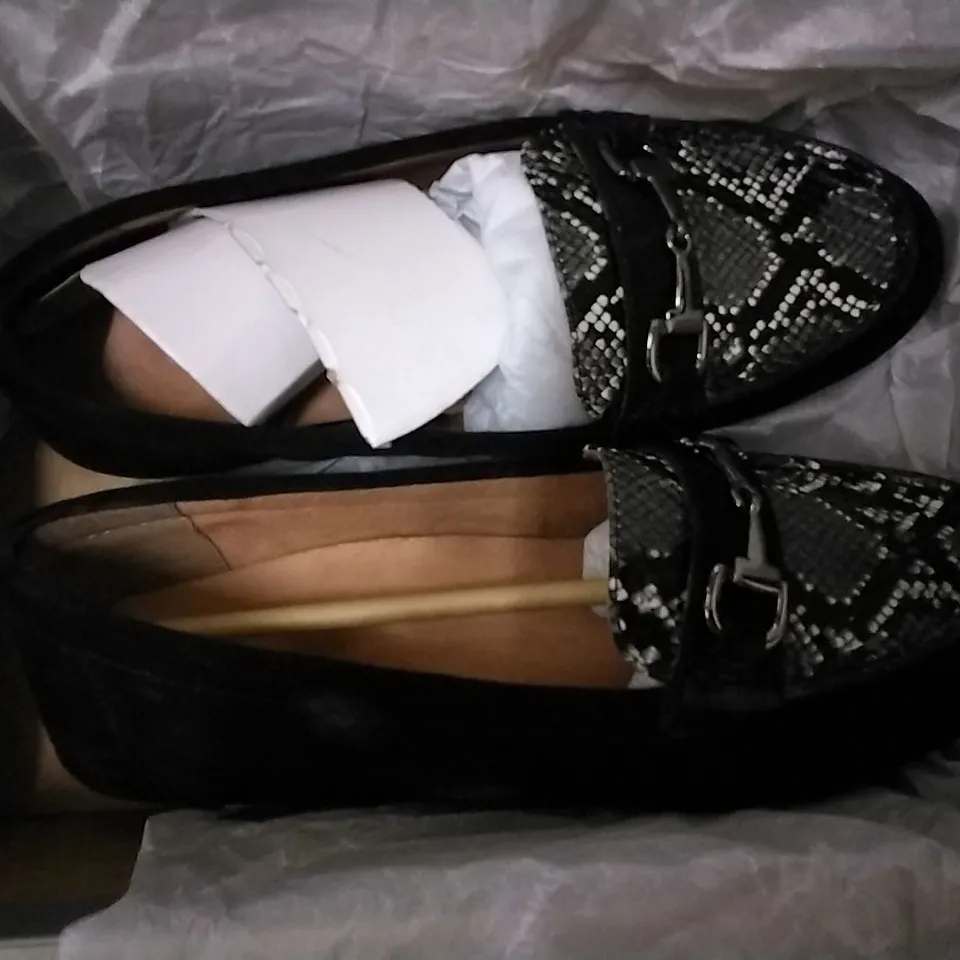 3 SHOE BOXES OF VIONIC SHOES INCLUDING 2 × FELICITY LIV METALLIC ANKLE BOOTS BLACK SIZE 4, HONOR DAYNA LOAFERS BLACK SIZE 7