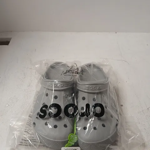 BAGGED CLASSIC CROC CLOGS - SIZE M8/W9