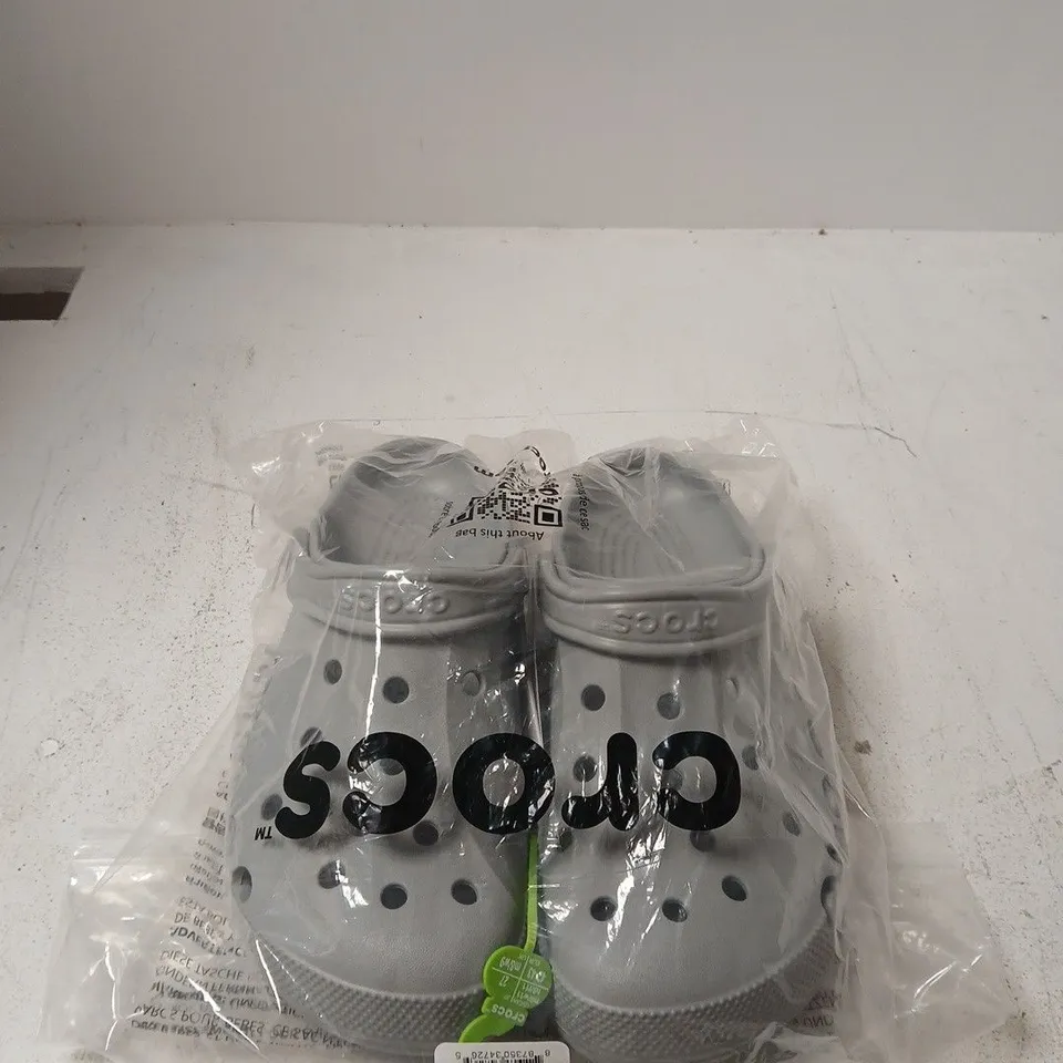 BAGGED CLASSIC CROC CLOGS - SIZE M8/W9