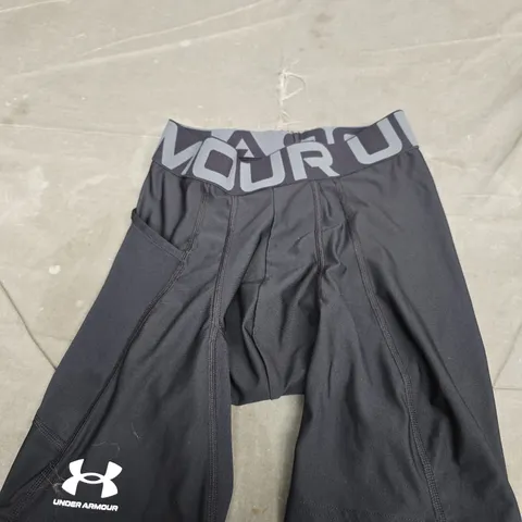 UNDER ARMOUR BLACK ATHLETIC SHORTS – LOGO ON LEG SIZE S